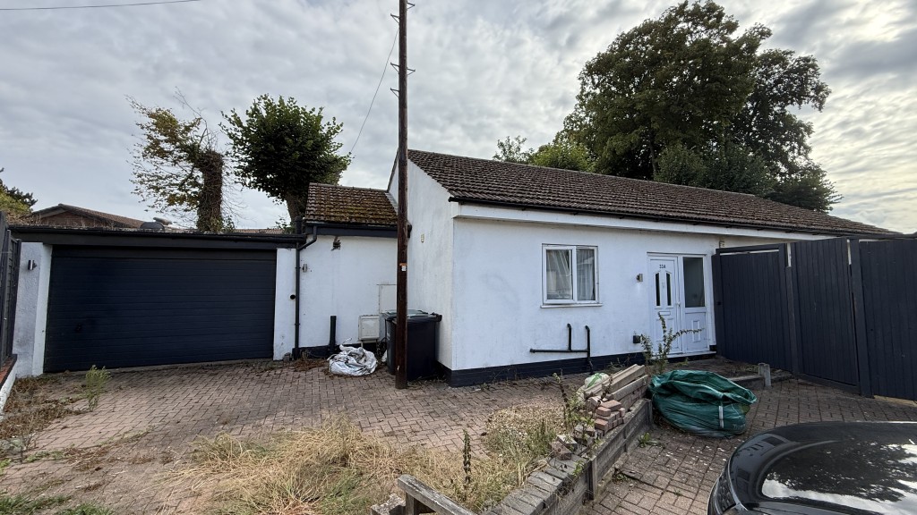 Lot: 142 - DETACHED THREE-BEDROOM BUNGALOW WITH GARAGE - Exterior image of bungalow from street level